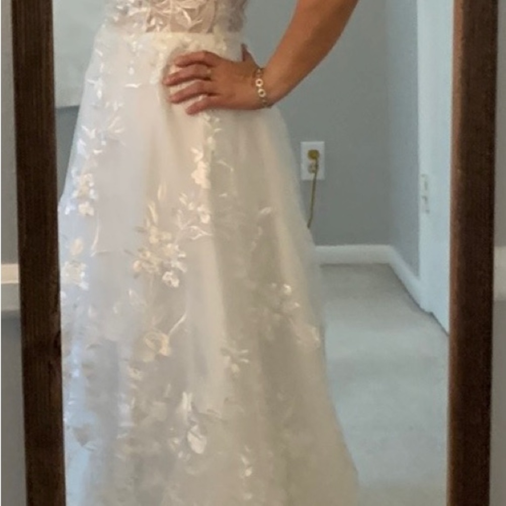 Wedding gown w/ beautiful floral embroidered tulle overlay & full skirt - Picture 5 of 16
